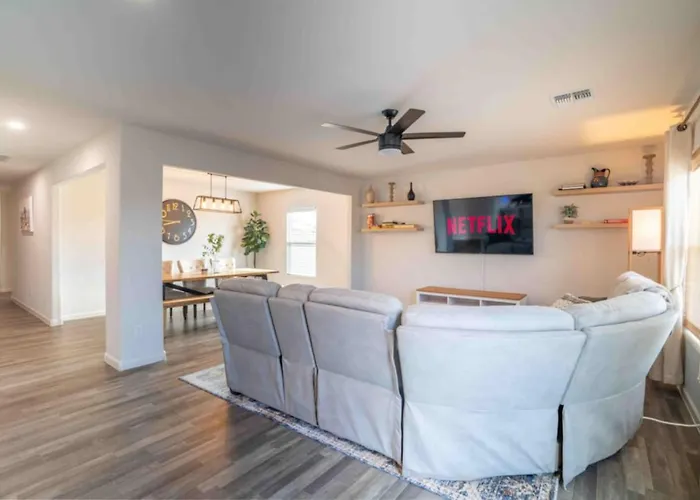Modern 4br In 65 Inch Tv *