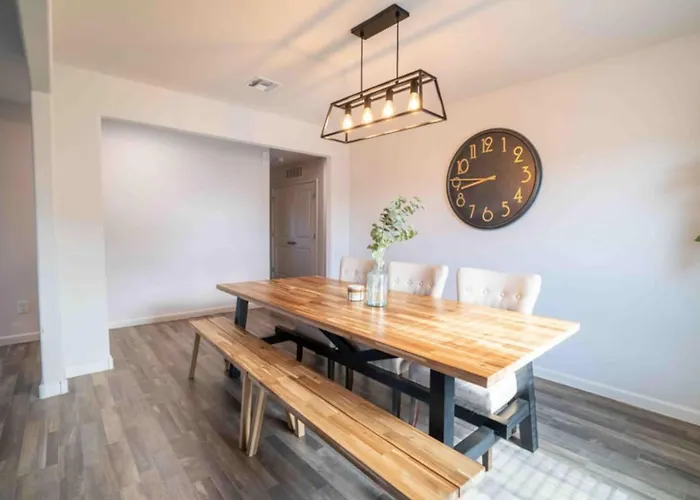 Modern 4br In 65 Inch Tv *