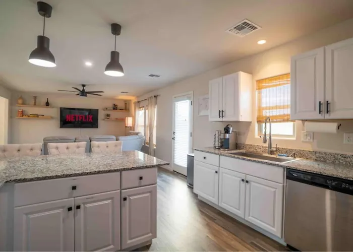 Modern 4br In 65 Inch Tv *