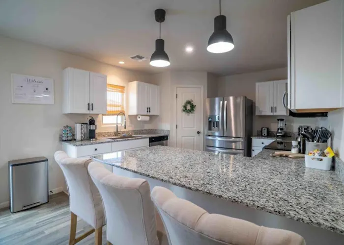 Modern 4br In 65 Inch Tv Holiday home *