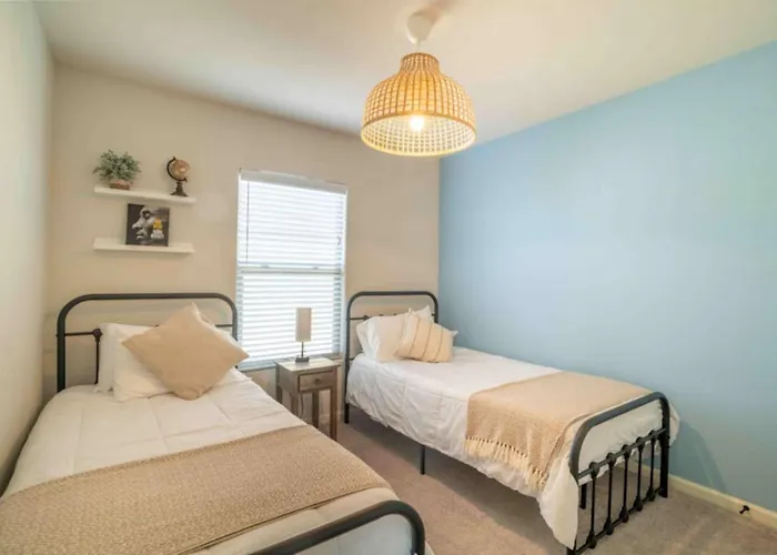 Modern 4br In 65 Inch Tv Holiday home *